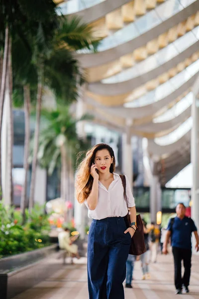 アウトドア街を歩いて若いシンガポール中国アジア女性エグゼクティブの肖像画 彼女は スマートとエレガントな企業着に身を包んだし 歩いています — ストック写真