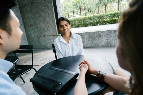 Молода Індійська Азіатський Жінка Інтерв Роботу Говорить Різноманітним Інтерв Панелі — стокове фото