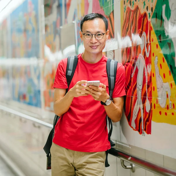 Азиатский Мужчина Среднего Возраста Телефоном Городе — стоковое фото