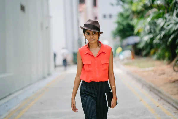 Молодий Індійський Азіатських Модниці Прогулянки Вулиці Азії Вона Добре Одягнені — стокове фото