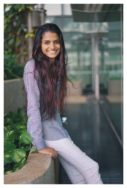 Retrato Una Joven India Pie Cerca Pared Vidrio Con Ropa — Foto de Stock