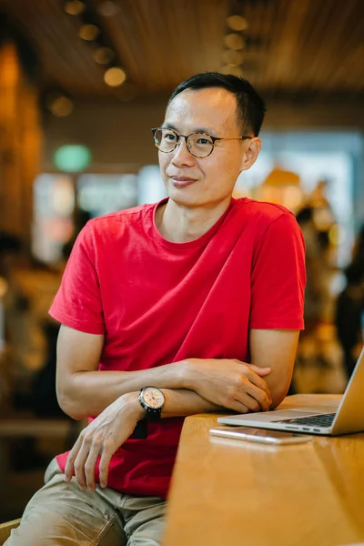 Medelålders Asiatisk Man Kinesiska Eller Japanska Arbetar Bärbar Dator Ett — Stockfoto
