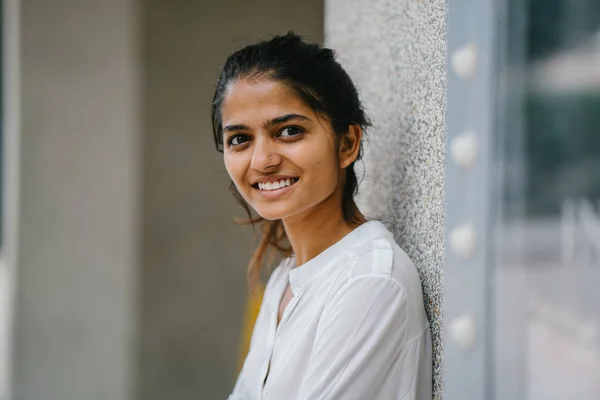 Retrato Mujer India Atractiva Joven Que Está Vestida Profesionalmente — Foto de Stock