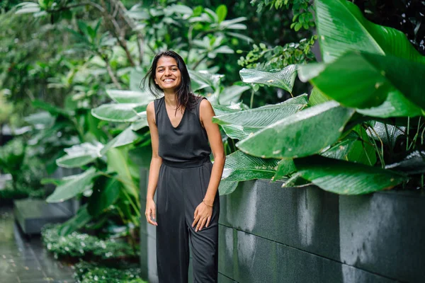 Retrato Sincero Una Joven India Pie Exuberante Jardín Verde Ella — Foto de Stock