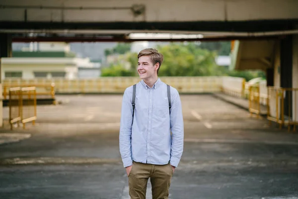 Portrait Jeune Homme Blanc Caucasien Touriste Étudiant Souriant Lever Coucher — Photo