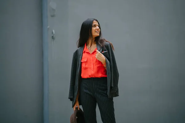 Portrait Une Femme Asiatique Indienne Mode Sur Fond Gris Uni — Photo