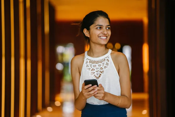 Joven Mujer India Mujer Negocios Asiática Mirando Fuera Durante Descanso — Foto de Stock