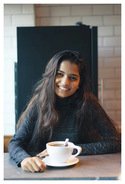 Retrato Una Joven Atractiva Mujer Asiática India Sentada Una Mesa — Foto de Stock