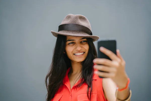 Retrato Uma Jovem Elegante Mulher Norte Índia Desi Asiática Ela — Fotografia de Stock