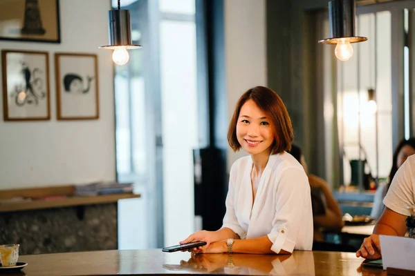 一个中年和迷人的中国亚裔妇女在智能休闲 白衬衫的肖像 — 图库照片