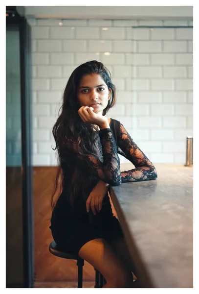 カフェで魅力的で若いインド アジアの女性の肖像画 彼女はエレガントな黒いレースのドレスを着ていると 自然に笑顔 — ストック写真
