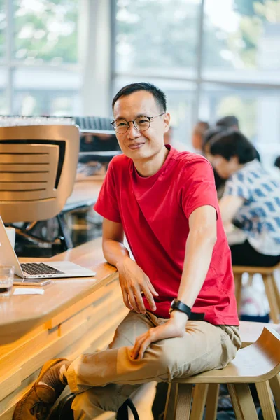 Азиатский Мужчина Среднего Возраста Китайский Японский Работает Ноутбуке Кафе — стоковое фото