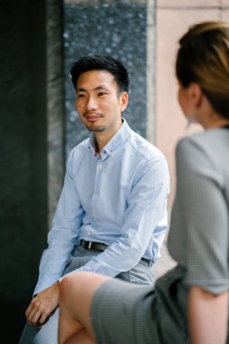 Farklı bir takım iki arkadaşları ofislerine veya şehrin uzayda coworking gün bir tartışma var. Onlar profesyonel olarak giyinmiş ve gülümseyen ve speak olarak güneşin tadını.