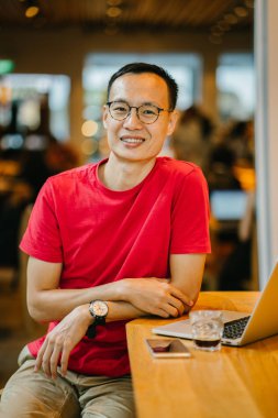 laptop bir kafede Asya Orta yaşlı adam (Çince veya Japonca) çalışma.