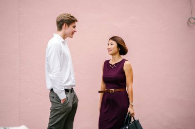 Asya yöneticisi onun takımda onun stajyer ya da kimse ile bir tartışma yaşıyor. Genç bir beyaz o beyaz adam (bir giderek çeşitli çalışma alanı). Sahip oldukları bir konuşma gibi her ikisi de gülüyorsun.