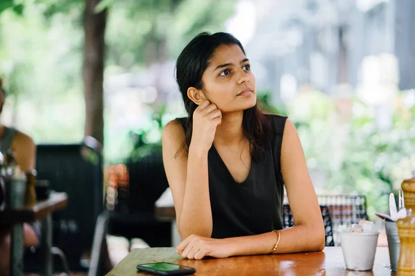 Retrato Una Joven Atractiva Mujer Asiática India Cafetería Ella Está — Foto de Stock