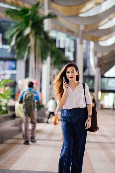 Retrato Uma Jovem Chinesa Cingapura Executiva Asiática Andando Livre Cidade — Fotografia de Stock