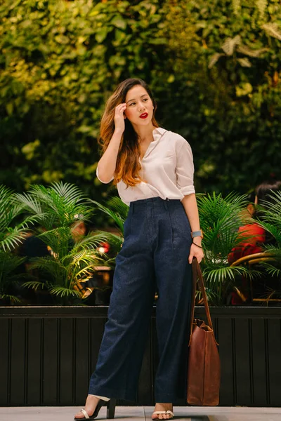 Portrait Einer Stilvollen Und Eleganten Singaporeanischen Chinesischen Asiatischen Frau Auf — Stockfoto