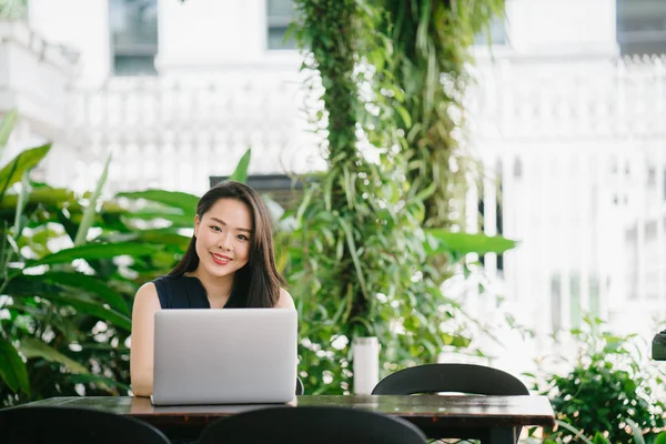 Porträtt Ung Kinesisk Asiatisk Kvinna Professionell Leende Över Hennes Laptop — Stockfoto