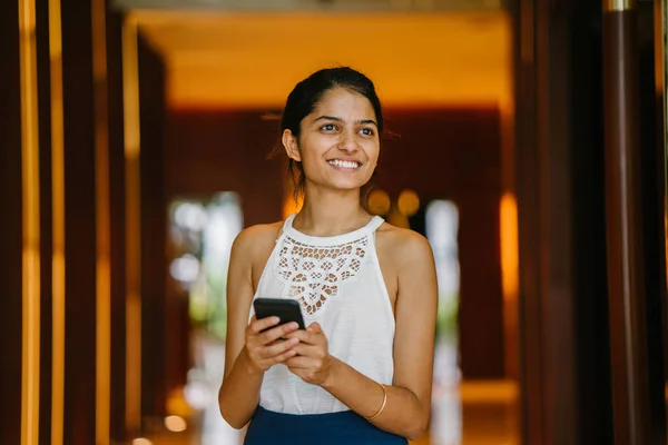Молодая Индийская Предпринимательница Выглядывающая Улицу Время Рабочего Перерыва Ней Профессиональный — стоковое фото