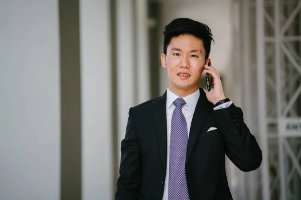 Portret Przystojny Młody Biznesmen Ubrany Oficjalne Garnitur Krawat Jest Patrzy — Zdjęcie stockowe