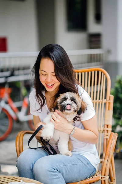 Junge Panasiatische Frau Genießt Ihr Wochenende Mit Ihrem Haustier Shih — Stockfoto