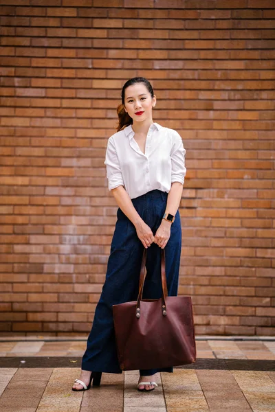 Retrato Una Joven Atractiva Mujer China Singapurense Posando Contra Una — Foto de Stock