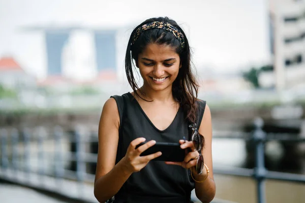 Young Indian Woman Smartphone Cityscape Background — Stock Photo, Image
