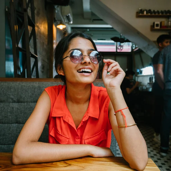 Retrato Una Joven Atractiva Mujer Asiática India Sonriendo Cámara Ella — Foto de Stock