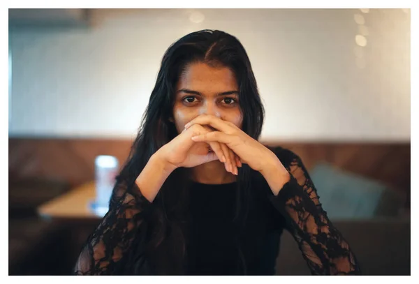 一个迷人的和年轻的印度亚洲妇女在咖啡馆的肖像 她穿着一件优雅的黑色蕾丝裙 自然地微笑着 — 图库照片