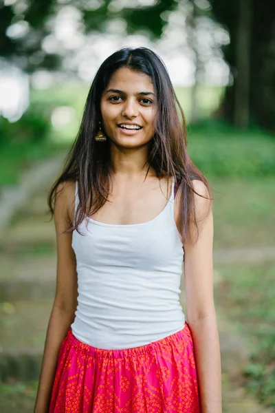 Portret Atrakcyjna Młoda Kobieta Indyjska Azjatyckie Parku Dzień — Zdjęcie stockowe