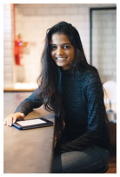 Retrato Una Joven Mujer India Atractiva Sentada Una Mesa Café —  Fotos de Stock