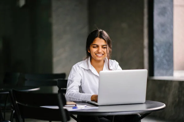 Giovane Donna Asiatica Indiana Sta Digitando Lavorando Computer Portatile Nel — Foto Stock