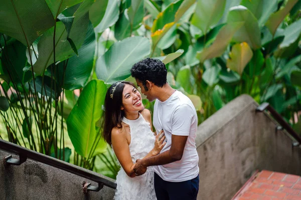 Genç Irklararası Çift Çekim Fort Canning Singapur Sonra Nişanlanmak Portresi — Stok fotoğraf