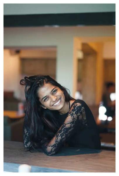 Retrato Una Atractiva Joven Mujer Asiática India Café Lleva Elegante — Foto de Stock