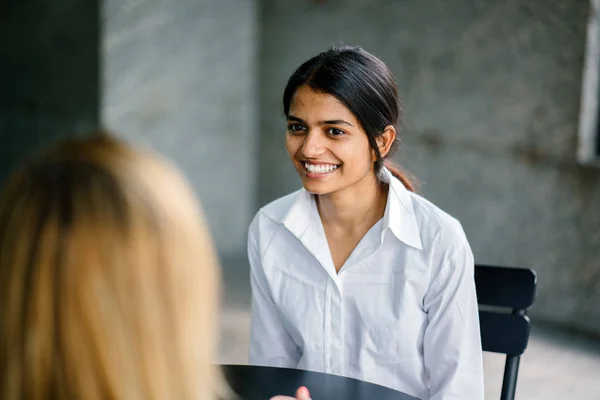 Jonge Aantrekkelijke Indiase Aziatische Vrouw Interviewen Voor Een Baan Professioneel — Stockfoto