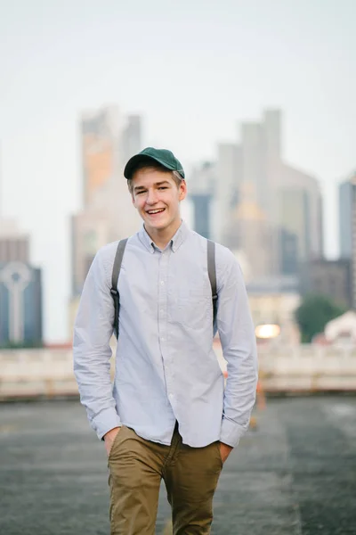 Portrait Jeune Homme Blanc Caucasien Séduisant Touriste Étudiant Assis Souriant — Photo