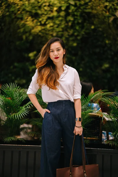 Portret Van Een Stijlvolle Elegante Singaporees Chinees Aziatische Vrouw Straat — Stockfoto