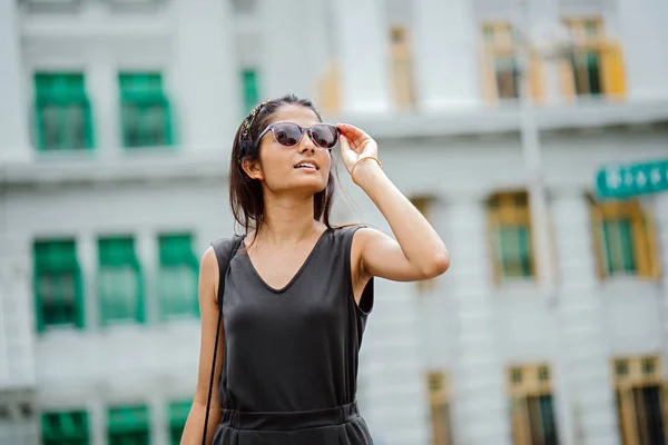 Junge Und Attraktive Indische Frau Oder Touristin Die Mit Sonnenbrille — Stockfoto
