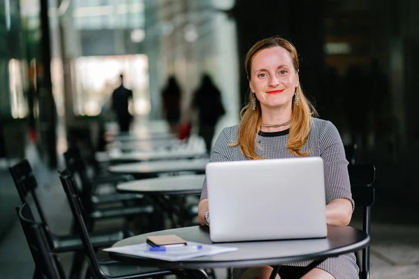 Young Business Woman Laptop — Stock Photo, Image