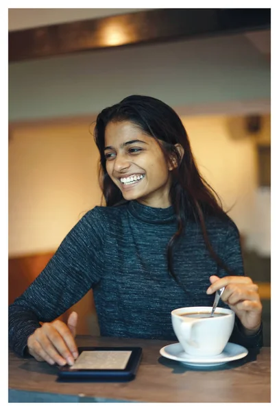 Retrato Una Joven Atractiva Elegante Mujer India Asiática Café Cálido —  Fotos de Stock
