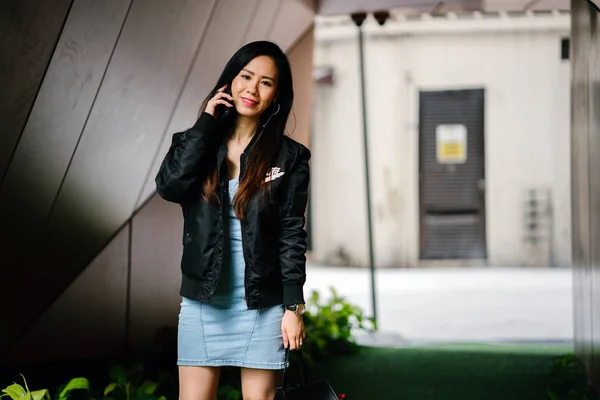 Portrét Mladé Fotogenické Atraktivní Čínská Asijské Ženy Smartphone Zatímco Čeká — Stock fotografie