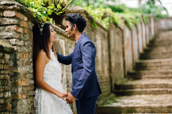 Sex Tussen Verschillendre Rassen Couple Indier Chinese Vrouw Poseren Voor — Stockfoto