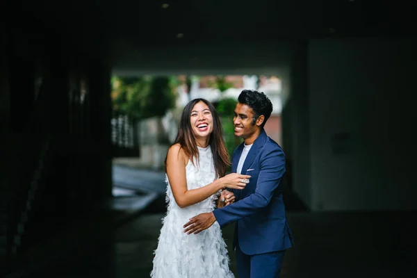 Porträt Eines Jungen Gemischtrassigen Paares Beim Heiraten Ein Indischer Mann — Stockfoto