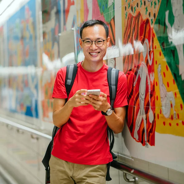 Азиатский Мужчина Среднего Возраста Телефоном Городе — стоковое фото