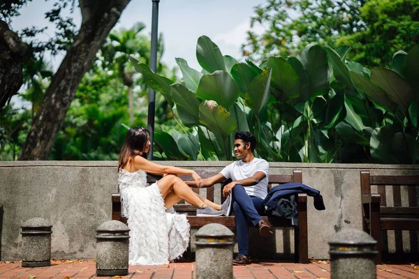 Noiva Noivo Compartilhar Momento Relaxado Banco Parque Eles São Casal — Fotografia de Stock