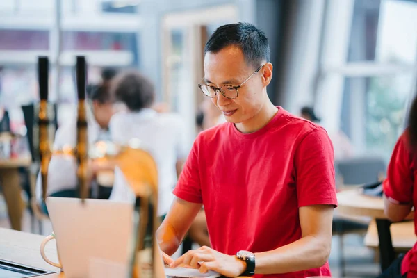 Asiatischer Mann Mittleren Alters Chinesisch Oder Japanisch Arbeitet Einem Café — Stockfoto