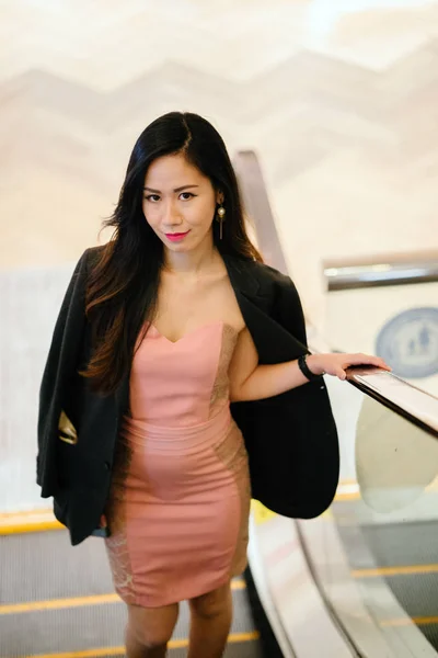 Joven Asiática China Elegante Moda Una Escalera Mecánica Ella Está — Foto de Stock