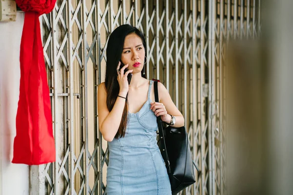 Портрет Молодой Фотогеничной Привлекательной Китаянки Смартфоном Ожидании Свидания Улице Азии — стоковое фото