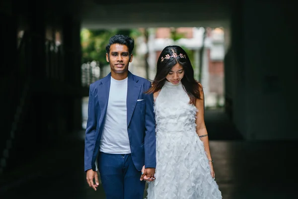 結婚若い異人種間のカップルの肖像画 インド人および彼の中国の妻は 暗い背景に通りの日に写真を撮る事します — ストック写真